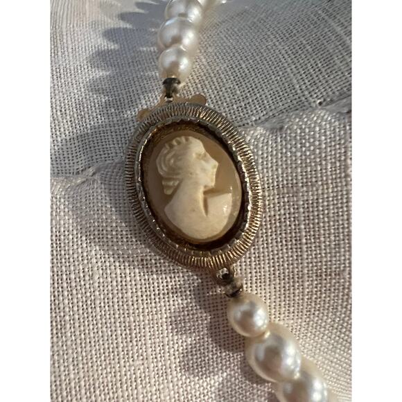 Vintage Graduated Pearl Statement necklace Cameo Clasp - Picture 2 of 8